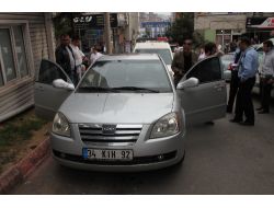 Bıçakla Yaralandı, Kendi Arabasıyla Hastaneye Geldi