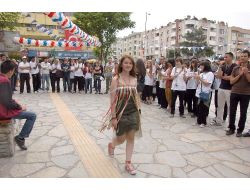 Muğla’da Kâğıt Ve Naylondan Yapılan Kıyafetler Sergilendi