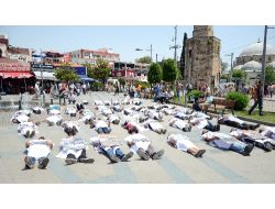 Kefenlerle Reyhanlı’daki Terörü Protesto Ettiler