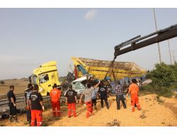 Mısır Yüklü Tır'ın Altında Kalan Otomobilin Sürücüsü Hayatını Kaybetti