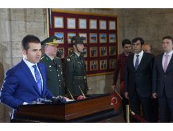 Gençlik Ve Spor Bakanı Kılıç, Atatürk Mozolesine Çelenk Koydu