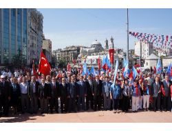Taksim'de Cumhuriyet Anıtı'na Çelenk Kondu