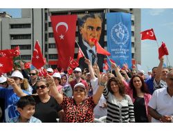 Atatürk'ün Doğum Günü Pastası İzdihama Neden Oldu