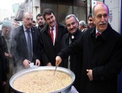 Kayhan Çarşı Esnafı Tarafından Hazırlanan Aşureyi Vali Harput Dağıttı