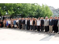 Baro Başkanı Genç Avukatlarla Anıta Çelenk Koydu