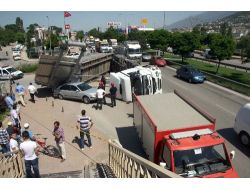 Seyir Halindeki Tır’ın Damperi Açıldı, 5 Kişi Ölümden Döndü