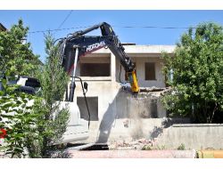 Sapanca'da Kentsel Dönüşüm Kapsamında 4 Ev Yıkıldı