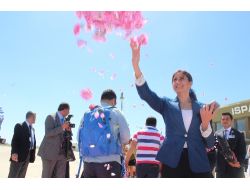 THY'NİN ISPARTA UÇAĞINA GÜLLÜ KARŞILAMA