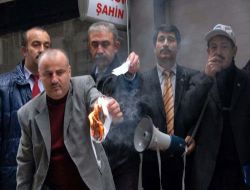 Maaş Zamlarını Az Bulan Kamu-sen Üyeleri Bodrolarını Yaktı