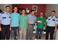 İki Liseli Yolda Buldukları 10 Bin Lirayı Polise Teslim Etti