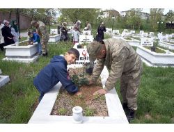 Korunmaya Muhtaç Çocuklar, Şehit Mezarları Üzerine Gül Fidanı Dikti, Dua Etti