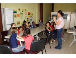 Çocuklar Fotoğraf Çekmesini Öğreniyor