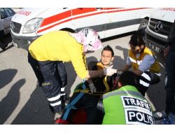 Üniversite Öğrencilerini Taşıyan Halk Otobüsü Kaza Yaptı: 4 Yaralı