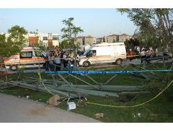Parkta Üzerine Demirler Devrilen 9 Yaşındaki Çocuk Öldü