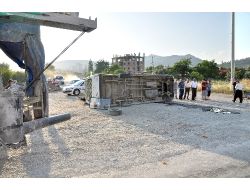 Kozan'da Minibüs İle İş Makinesi Çarpıştı: 1 Yaralı