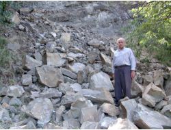 Yamaçtan Kopan Kayalar Korku Yaşattı