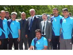 Voleybol Turnuvasını İhtiyar Delikanlılar Kazandı