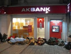 Başkent'te Oturma Eylemi Yapan İşçiler Dışarıda Sabahladı