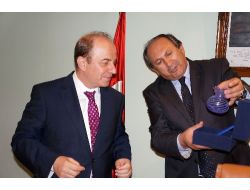 Vali Öztürk, Basına Veda Etti