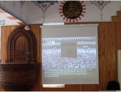 Bayrakçı Camii'nde Kabe Görüntüsü Eşliğinde Namaz Kılınıyor
