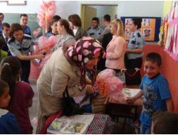 Polis Eşleri, 3 Bin Öğrenciyi Hediyelerle Sevindirdi