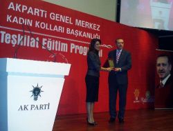 AK Parti İzmir Kadın Kolları'na Başbakan'dan Ödül
