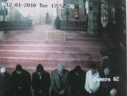 Camide Namaz Kılan Cemaatın Çantasını Çalan Hırsız Güvenlik Kamerasına Yakalandı
