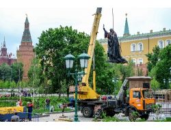 210 Yıllık Plan Hayata Geçti, Kremlin’in Bahçesine Patriğin Anıtı Dikildi