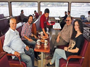 Çay, simit bahane, ünlülerle vapurda sohbet şahane