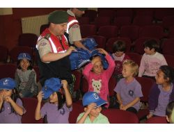 Jandarmadan Öğrencilere Kırtasiye Yardımı