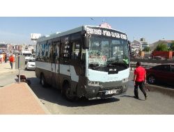 Takla Atan Otomobil Bariyerlerde Asılı Kaldı