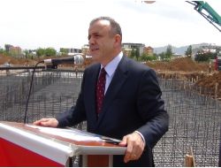 Prof. Dr. Vahit Özmen, Memleketine Okul Yaptırıyor