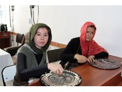 Afgan Bayanlar Bakır İşleme Kursu Alıyor