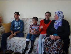 Ünlü Ailesi, 13 Yıldır 3 Engelli Çocuğu İçin Ev Hapsi Yaşıyor