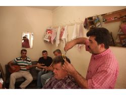 Osmaniyeli Berber Canlı Müzik Eşliğinde Tıraş Yapıyor