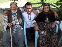 Asırlık Çiftin Mutluluğu Gençleri İmrendiriyor
