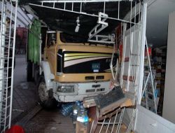 Şoförünün Poğaça Almak İçin Yokuşta Park Ettiği Çöp Kamyonu Markete Girdi