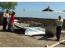 Malazgirt'te Etkili Olan Fırtına Evlerin Çatısını Uçurdu
