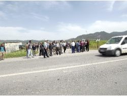 Alt Geçit İsteyen Köylüler Yol Kesti