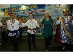 Romanyalı Bakan Pana, Kültür Şöleni’nde Pasta Dağıtıp Halay Çekti