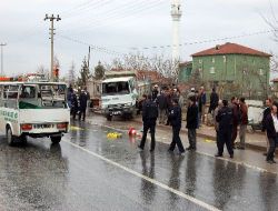 Kamyonet Otobüs Durağına Girdi: 1 Ölü, 2 Yaralı