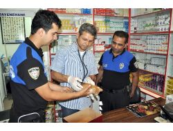 Yavru Kediye Polis Şefkati