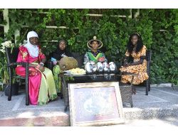 Devlet Adamları Deve Kuşu Yumurtasına, İzmir Haritası Kelebek Kanadına Taşındı