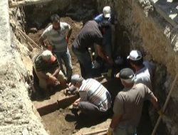 Belediye Kepçesi Tarihi Mezara Takıldı