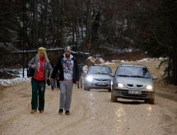 Tatilciler Abant'ta Çamura Battı