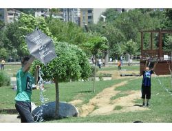 Suriyeli Kadınlar İçin Siyah Uçurtma Uçurdular