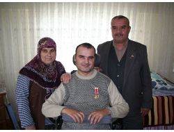 Çatışmada Felç Olan Gazi Oğluna 12 Yıldır Bebek Gibi Bakıyor