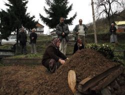 Güngör Karaman'ın Ailesi, Hergün Çocuklarının Mezarında Göz Yaşı Döküyor