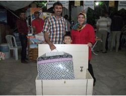 Hayır Yarışında Eşine Sandığını Sattı