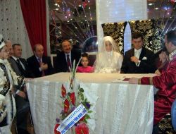 Bakan Özak, Nikah Şahitliğini Yaptığı Çifte Üç Çocuk Tavsiyesinde Bulundu